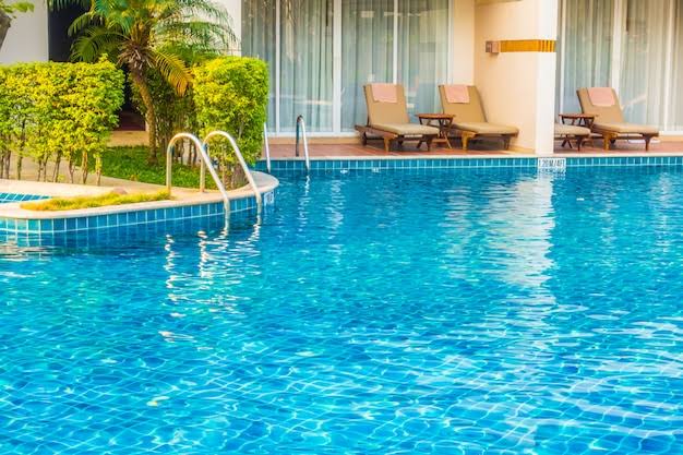 Pooldeck nach Maß mit stabiler Metallkonstruktion und minimaler Durchbiegung
