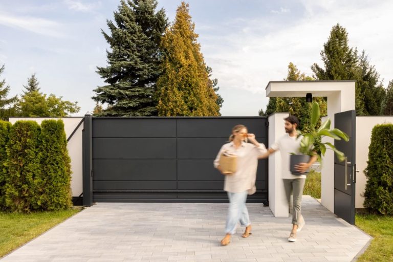 Schwingtore in verschiedenen Farben und Designs: So passt das Garagentor zu Ihrem Haus